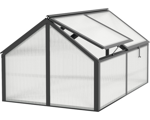 Gewächshaus mit einem geöffneten Fenster zur Belüftung