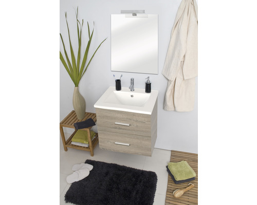 Badezimmeransicht mit Waschbeckenunterschrank, Spiegel und Accessoires.