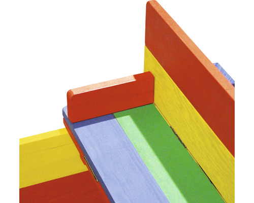 Detailaufnahme einer bunten Holzkonstruktion