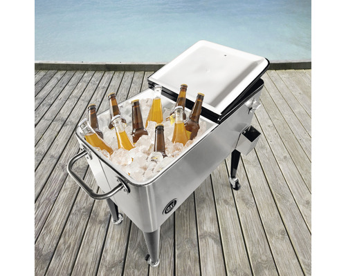 Getränkekühler mit Eis und Getränkeflaschen auf Holzterrasse