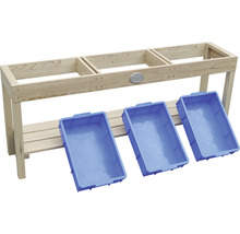 Holztisch mit drei blauen Aufbewahrungsboxen für den Garten