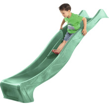 Kind rutscht auf einer grünen Kinderrutsche.