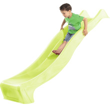 Kind rutscht auf einer Kinderrutsche aus Kunststoff