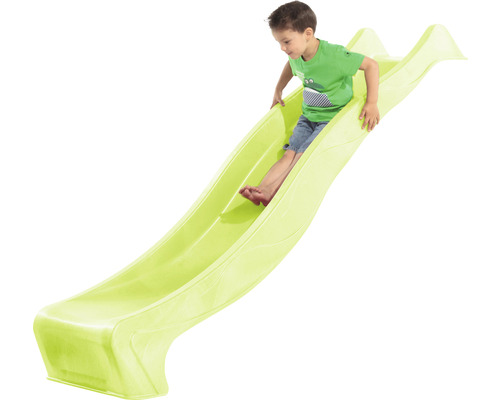 Kind rutscht auf einer Kinderrutsche aus Kunststoff