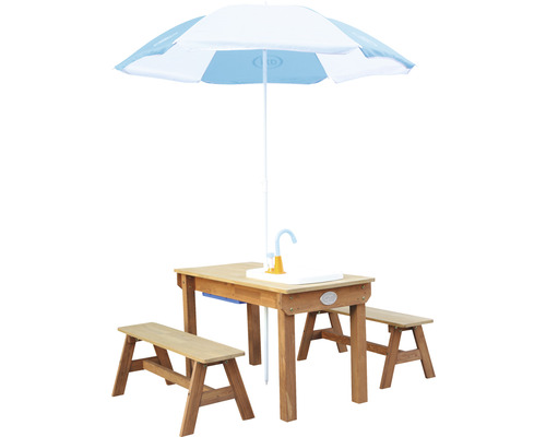 Kindersitzgruppe aus Holz mit Sonnenschirm und Wasserhahn