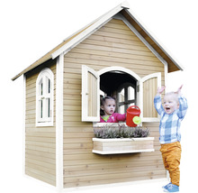 Holzspielhaus mit zwei Kindern, eines mit Gießkanne