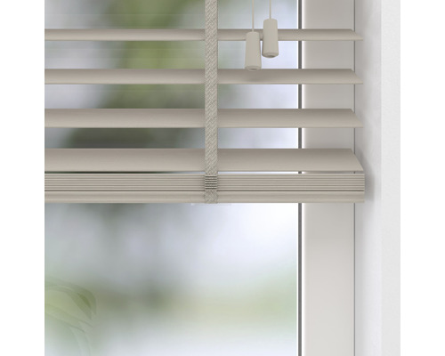 Holzjalousie mit Zugschnüren am Fenster
