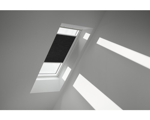 Velux Wabenplissee graphitgrau uni manuell FHC P08 1047SWL Dachfenster mit Verdunkelungsrollo im Innenraum
