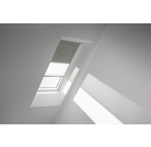 Dachfenster mit Jalousie und Verdunkelungsrollo in einem hellen Raum