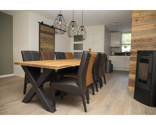 Esszimmer mit Esstisch, Stühlen und Pendelleuchten