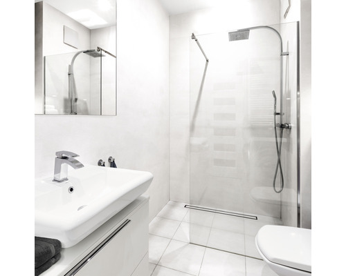 Helles Badezimmer mit Dusche, Waschbecken und Toilette