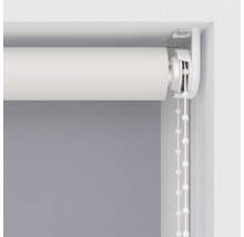 Detailansicht einer Rollos mit Kettenzug am Fenster