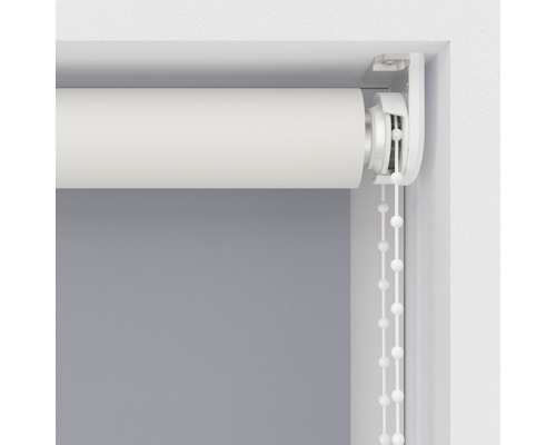 Detailansicht einer Rollos mit Kettenzug am Fenster