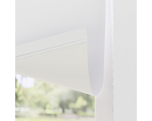 Rollo am Fenster mit hellem Stoff