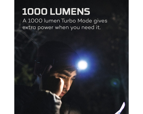 Mann mit Stirnlampe mit 1000 Lumen in dunkler Umgebung