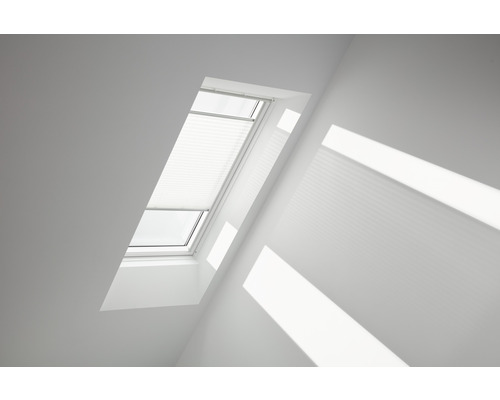 Velux Plissee-Faltstore manuell weiß uni FHL M08 1016SWL Dachfenster mit Plissee in einem hellen Raum