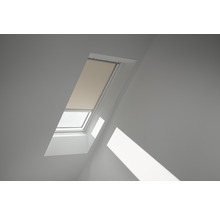 Dachfenster mit Rollo im Interieur