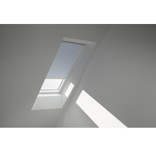 Dachfenster in einem Dachgeschossraum mit einfallendem Sonnenlicht.