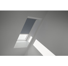 Dachfenster mit Rollo im Innenraum
