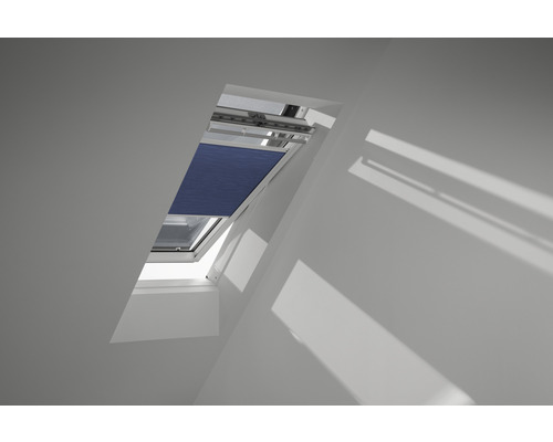 Velux Plissee-Faltstore solarbetrieben nachtblau uni FSC MK12 1156SWL Dachfenster mit Rollo im geöffneten Zustand