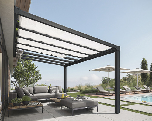 Terrassenüberdachung mit Stoffdach, Sofa und Liegestühlen im Außenbereich