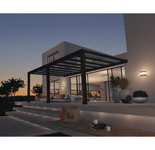 Terrasse mit Pergola, Sitzgelegenheiten und Außenbeleuchtung für den Hornbach Webshop.