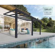 Überdachte Terrasse mit Sitzgelegenheiten am Pool