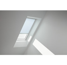 Dachfenster mit Rollo in einem hellen Raum