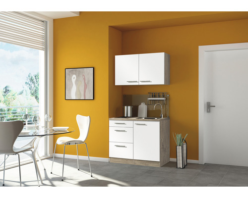 Miniküche Optifit Dakar weiß glänzend/eiche-hell sägerau 100 cm inkl. Einbaugeräte Kompakte Küchenzeile mit Hängeschrank, Spüle und Unterschränken in einem hellen Raum.