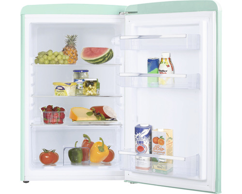 Geöffneter Kühlschrank gefüllt mit Lebensmitteln wie Obst, Gemüse, Milchprodukten und Getränken