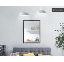 Wohnzimmer mit Spiegel, Sofa und Beleuchtung