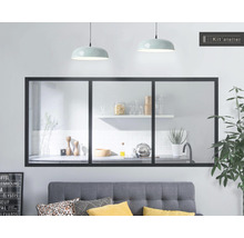 Wohnzimmer mit Küchenfenster, Sofa und Pendelleuchten