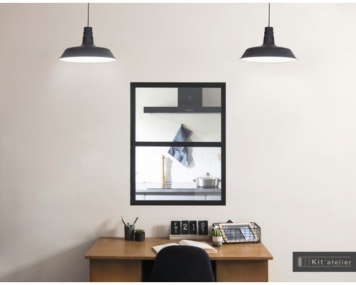 Innenszene mit Schreibtisch, Dekoration, Hängelampen und Fenster