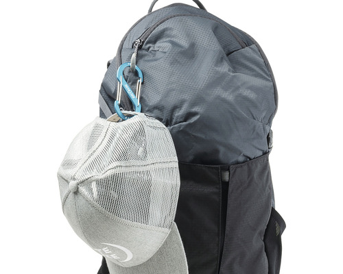 Rucksack mit Karabinerhaken und Kappe