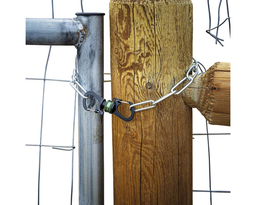 Torverschluss mit Kette und Karabiner zur Sicherung eines Tores