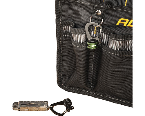 Detailaufnahme einer Werkzeugtasche mit angehängtem Multitool und einer kleinen Lampe