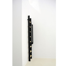 Schwarzes Leiterregal aus Holz an einer weißen Wand