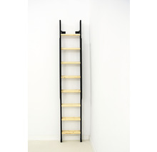 Schwarze Leiter mit Holzstufen an einer Wand