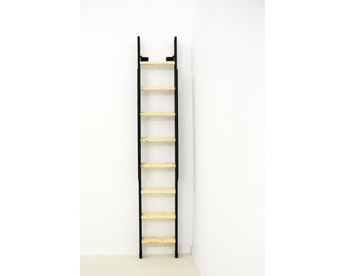 Schwarze Leiter mit Holzstufen an einer Wand