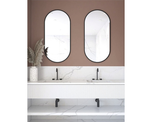 Badezimmer mit Doppelwaschtisch, zwei ovalen Spiegeln und dekorativer Vase