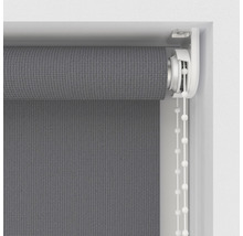 Graues Rollo mit Kettenzug am Fenster