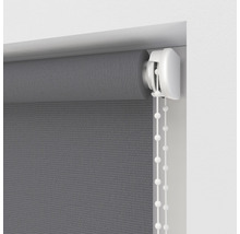 Graues Rollo mit Kettenzug zur Fensterdekoration