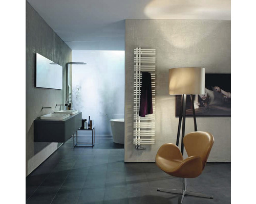 Modernes Badezimmer mit Waschbecken, Spiegel, Handtuchwärmer, Lampe und Sessel