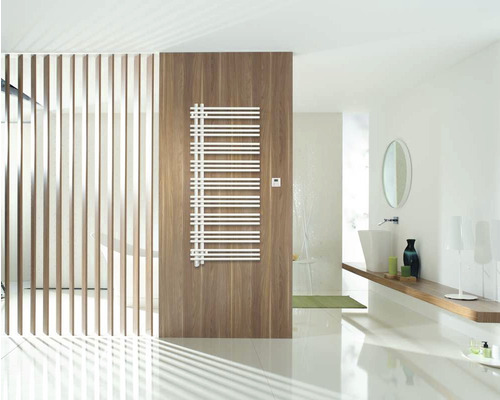 Modernes Badezimmer mit Handtuchwärmer an Holzwand