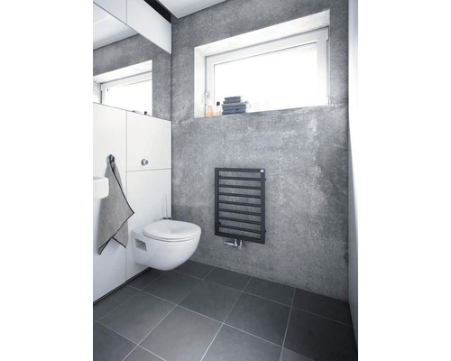 Modernes Badezimmer mit Wand-WC, Handtuchwärmer und grauen Fliesen