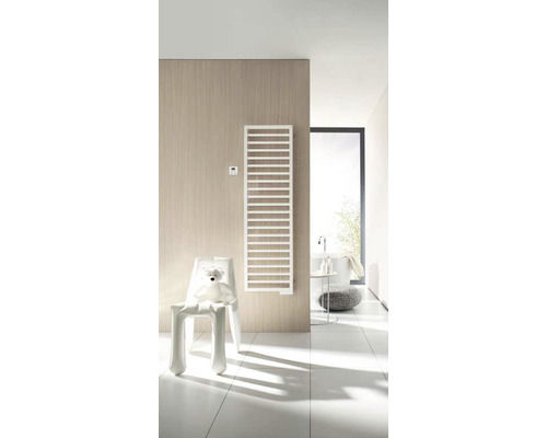 Modernes Badezimmer mit Heizkörper, Stuhl und Badewanne.