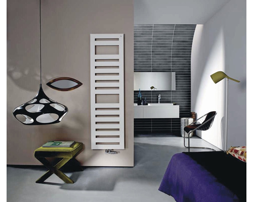 Modernes Badezimmer mit Heizkörper, Waschbecken und Spiegel