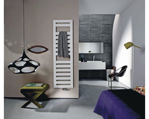 Modernes Badezimmer mit Heizkörper, Lampe und Spiegel