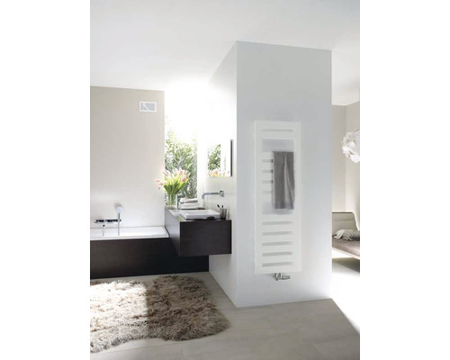 Helles Badezimmer mit Badewanne, Waschtisch, Handtuchheizkörper und Teppich