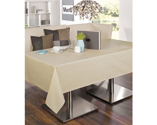 Tisch mit beiger Tischdecke, Geschirr und Dekorationsartikeln